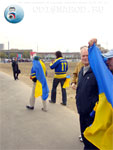 Украинские хоккейные болельщики на подходе к Ледовому Дворцу в Москве