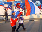 болельщики с флагом перд матчем Россия-Финлндия